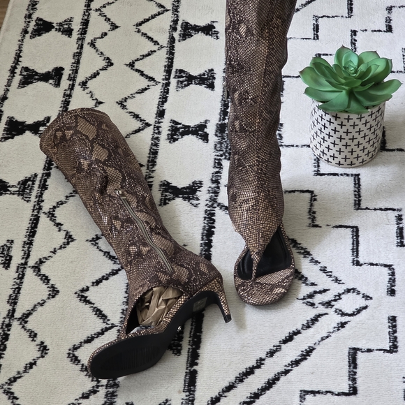 AZALEA WANG CECILE SNAKE SANDAL BOOTS- NEW! NEVER WORN! - Picture 4 of 7